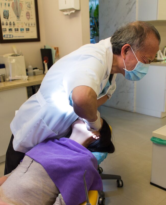 wetmount-dentist-748153_1920 Dentist performing tooth extraction in dental clinic, representing dentists and tax concerns